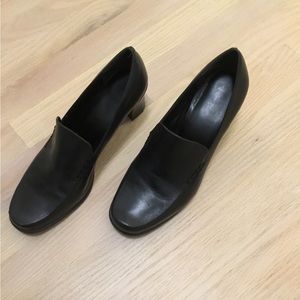 Black pair of heals, size 8.5